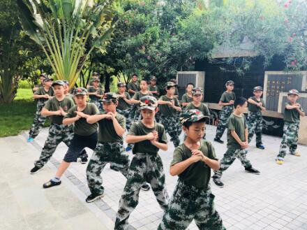 小精英軍事夏令營(yíng)、冬令營(yíng)-孩子們?cè)谟?xùn)練