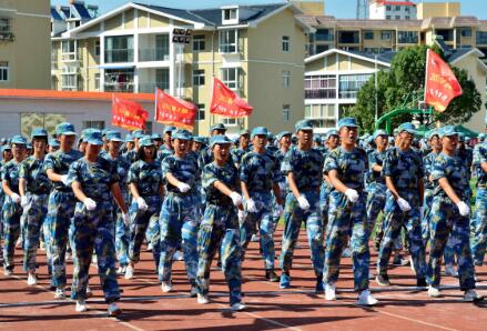 校園軍訓(xùn)訓(xùn)練中